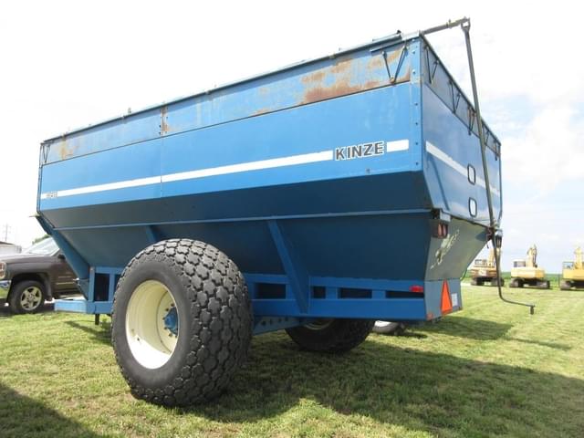 Image of Kinze 840 equipment image 2