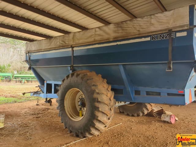 Image of Kinze 840 equipment image 1