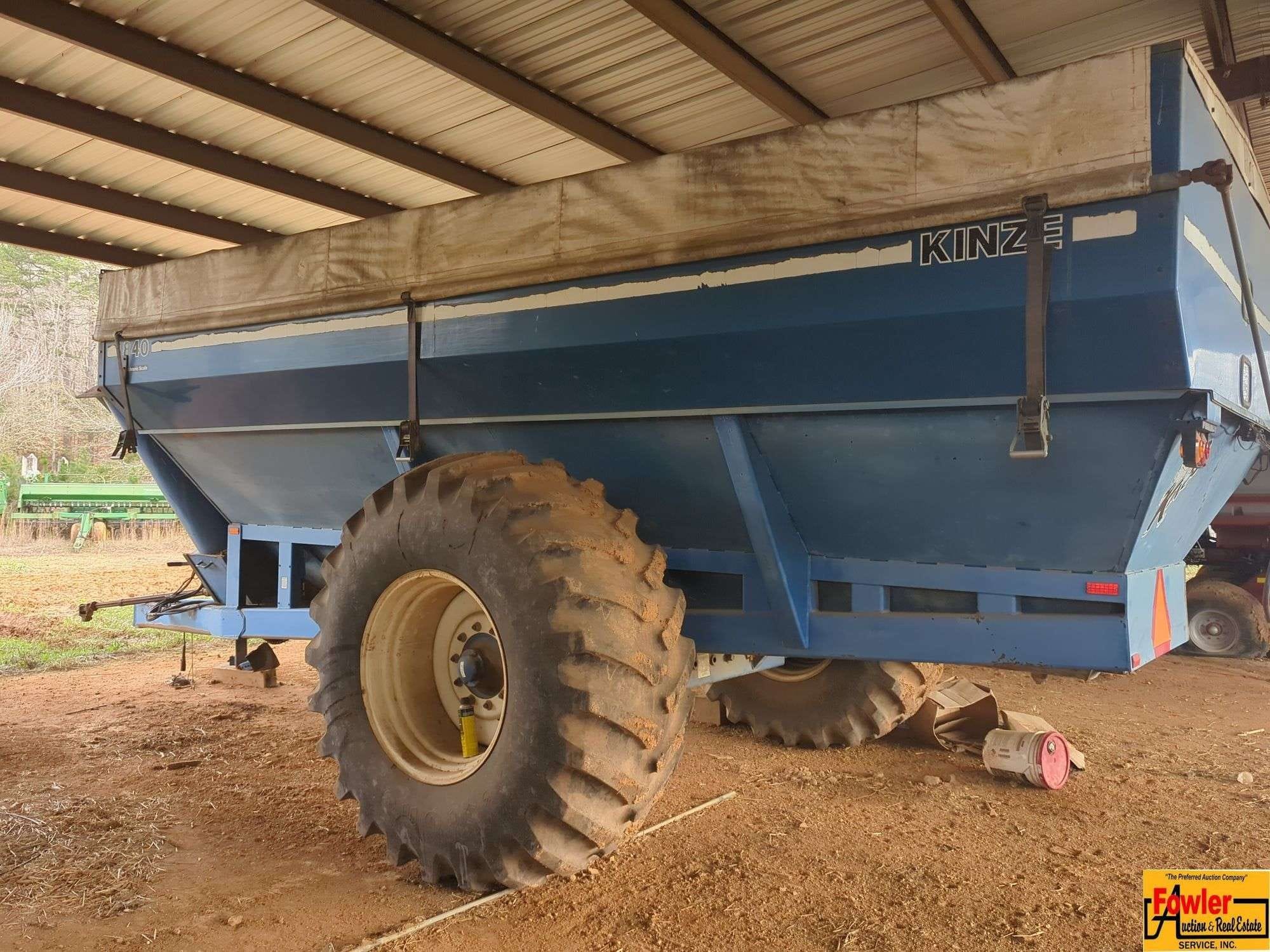 Kinze 840 Equipment Image0