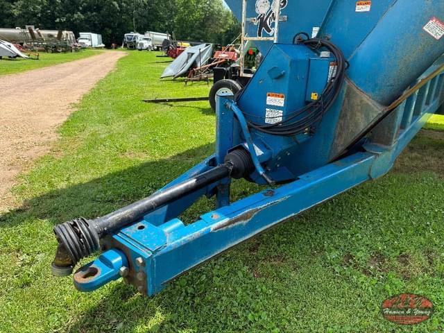 Image of Kinze 840 equipment image 1