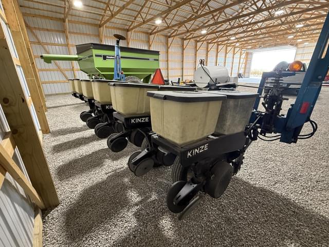 Image of Kinze PT6 equipment image 4