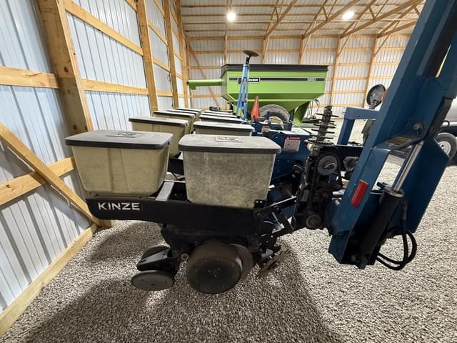 Image of Kinze PT6 equipment image 3