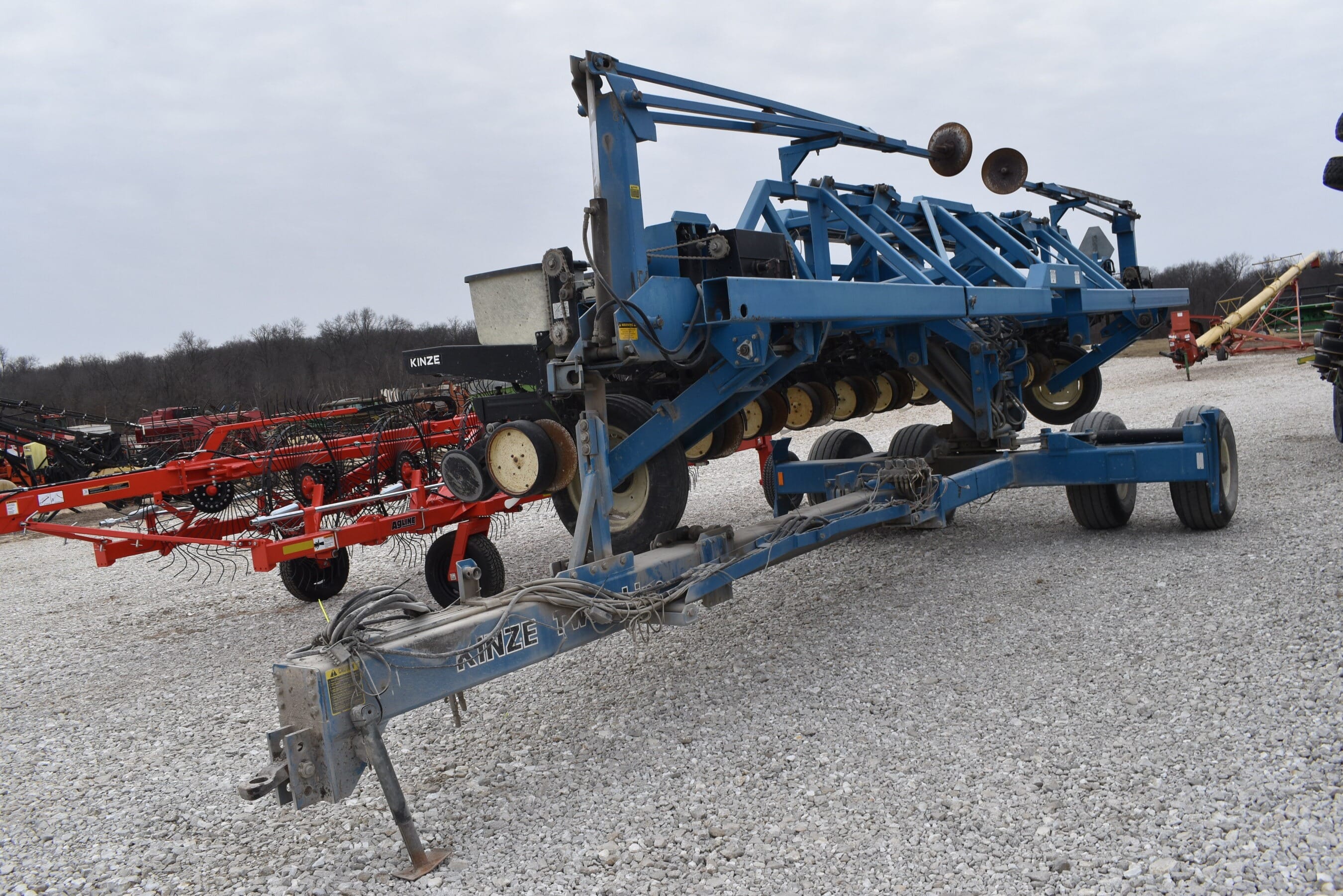 Kinze Twin-Line Equipment Image0