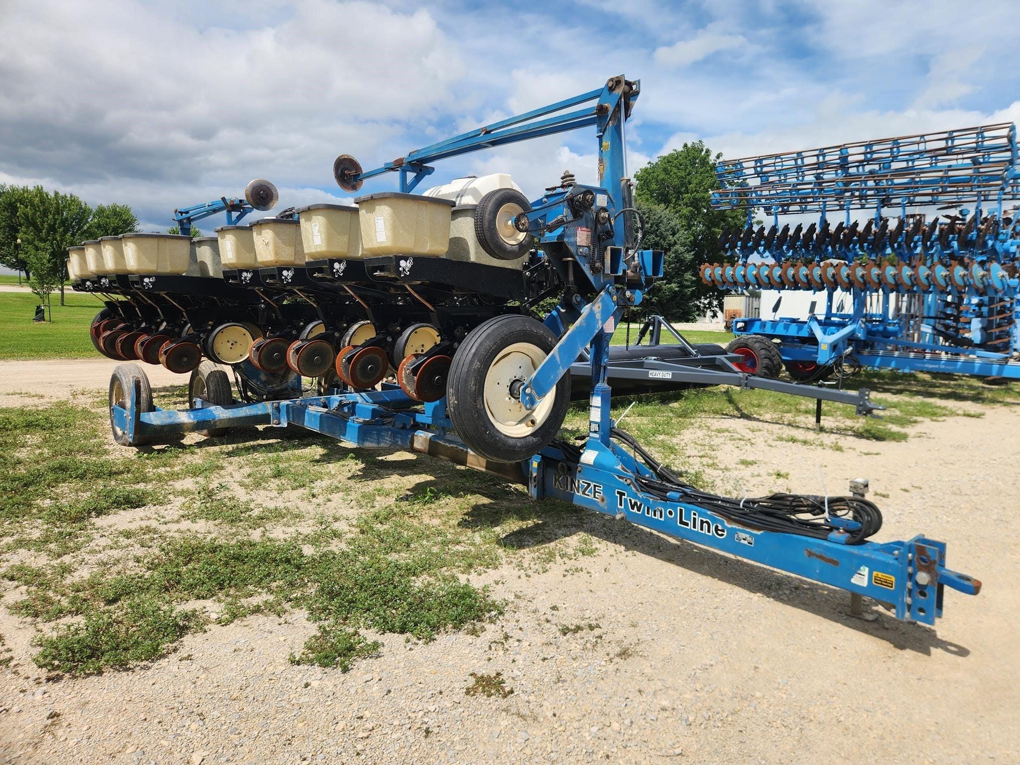 Kinze Twin-Line 12 Equipment Image0
