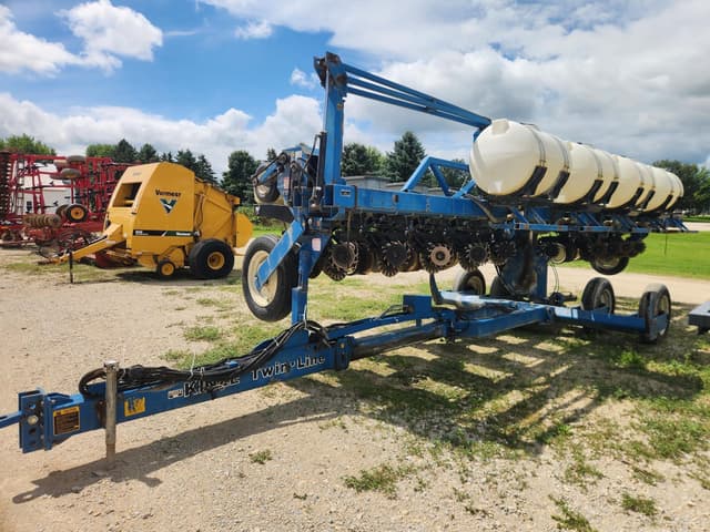 Image of Kinze Twin-Line 12 equipment image 1