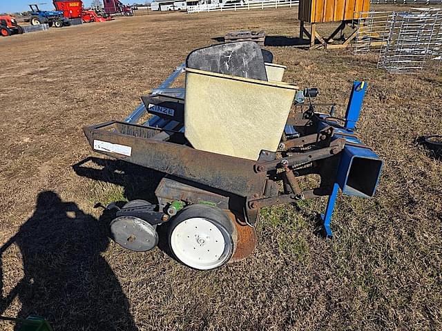 Image of Kinze 2100 equipment image 1