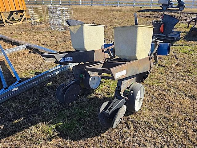 Image of Kinze 2100 equipment image 2