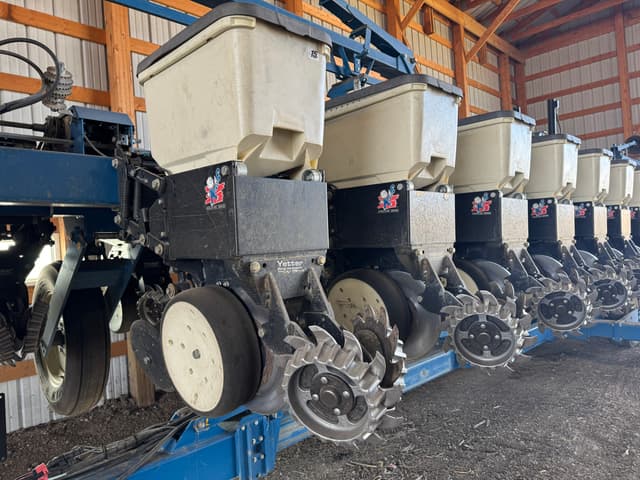 Image of Kinze 3600 equipment image 3