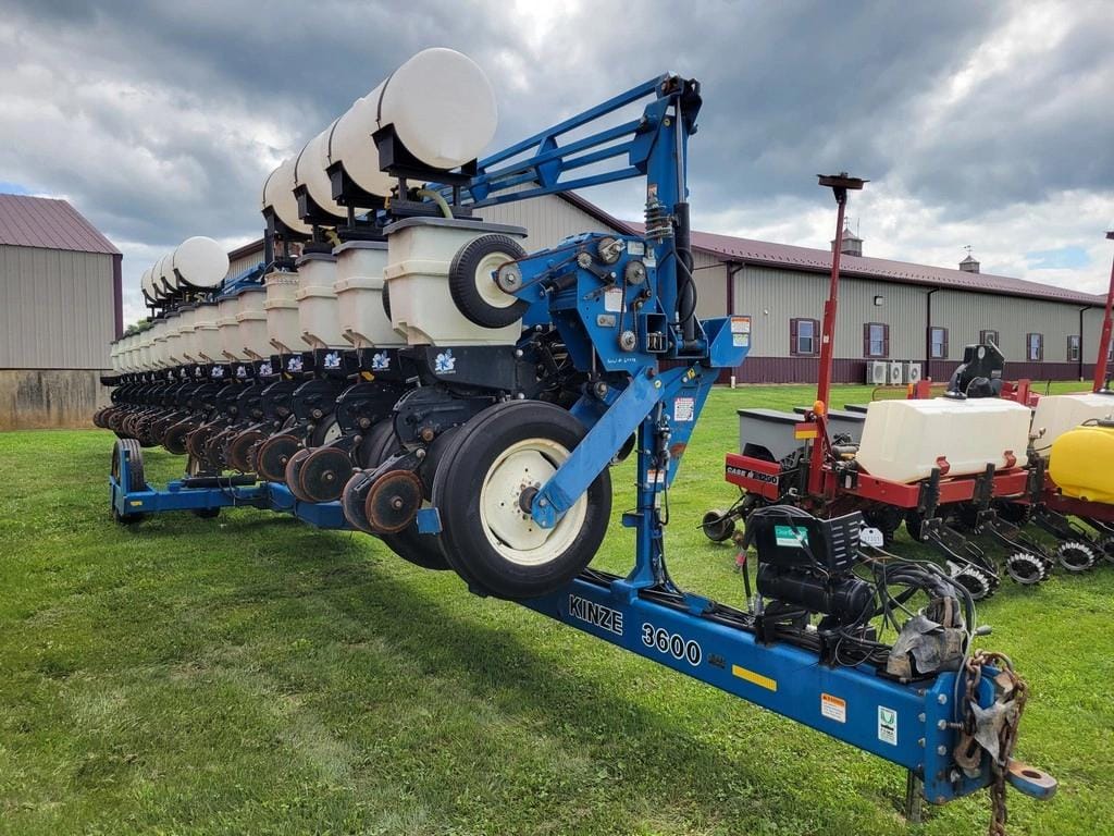 Kinze 3600 Equipment Image0