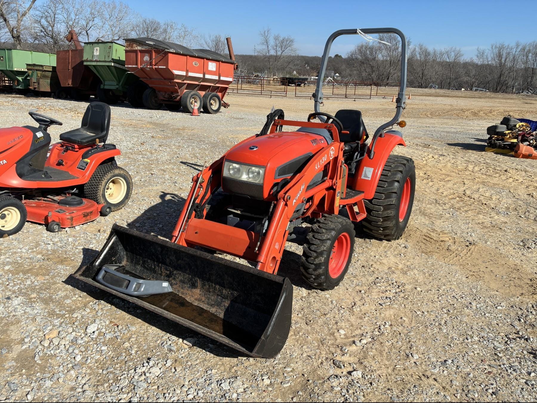 Kioti CK35 Equipment Image0