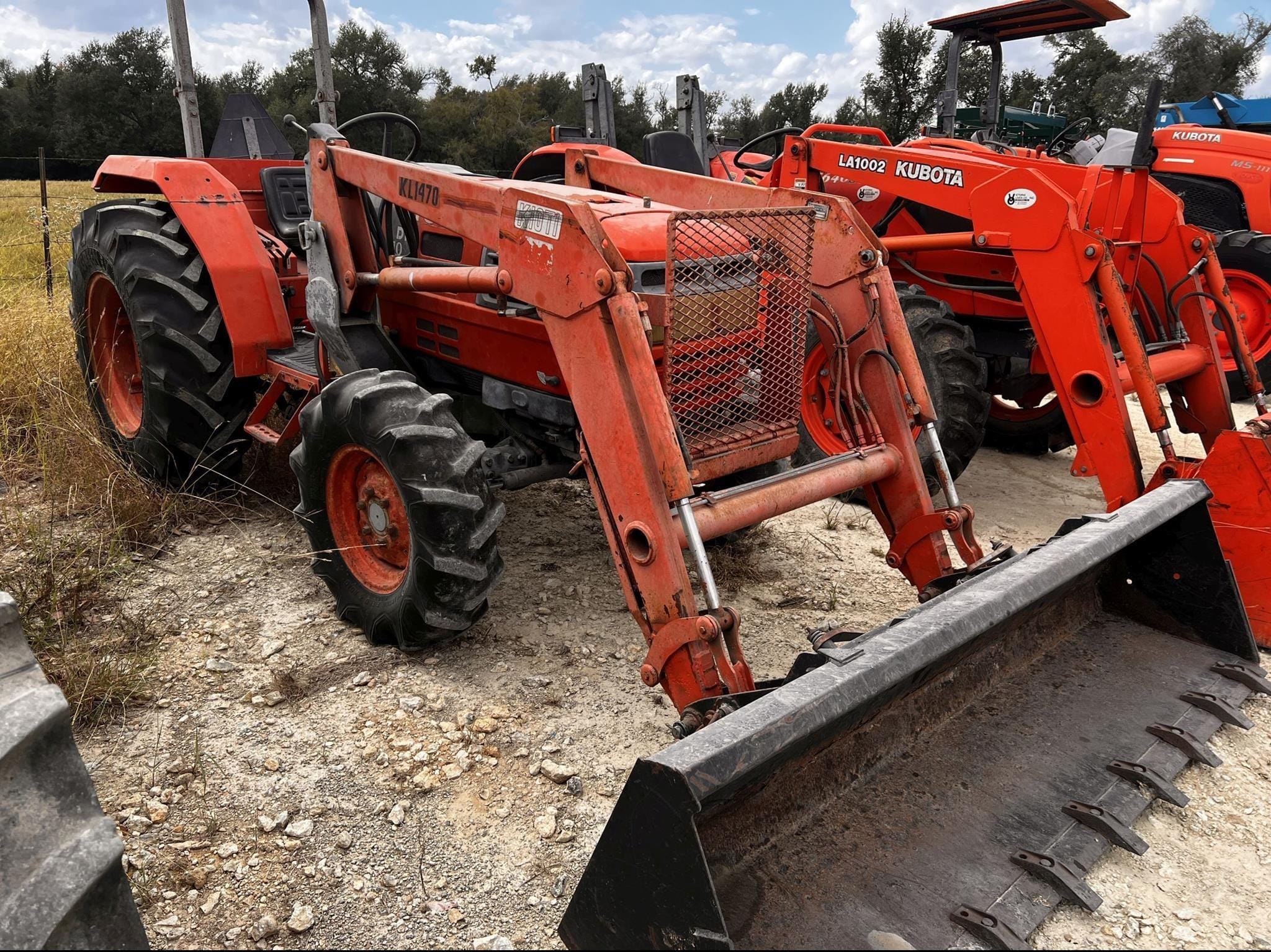 Kioti DK1002 Equipment Image0