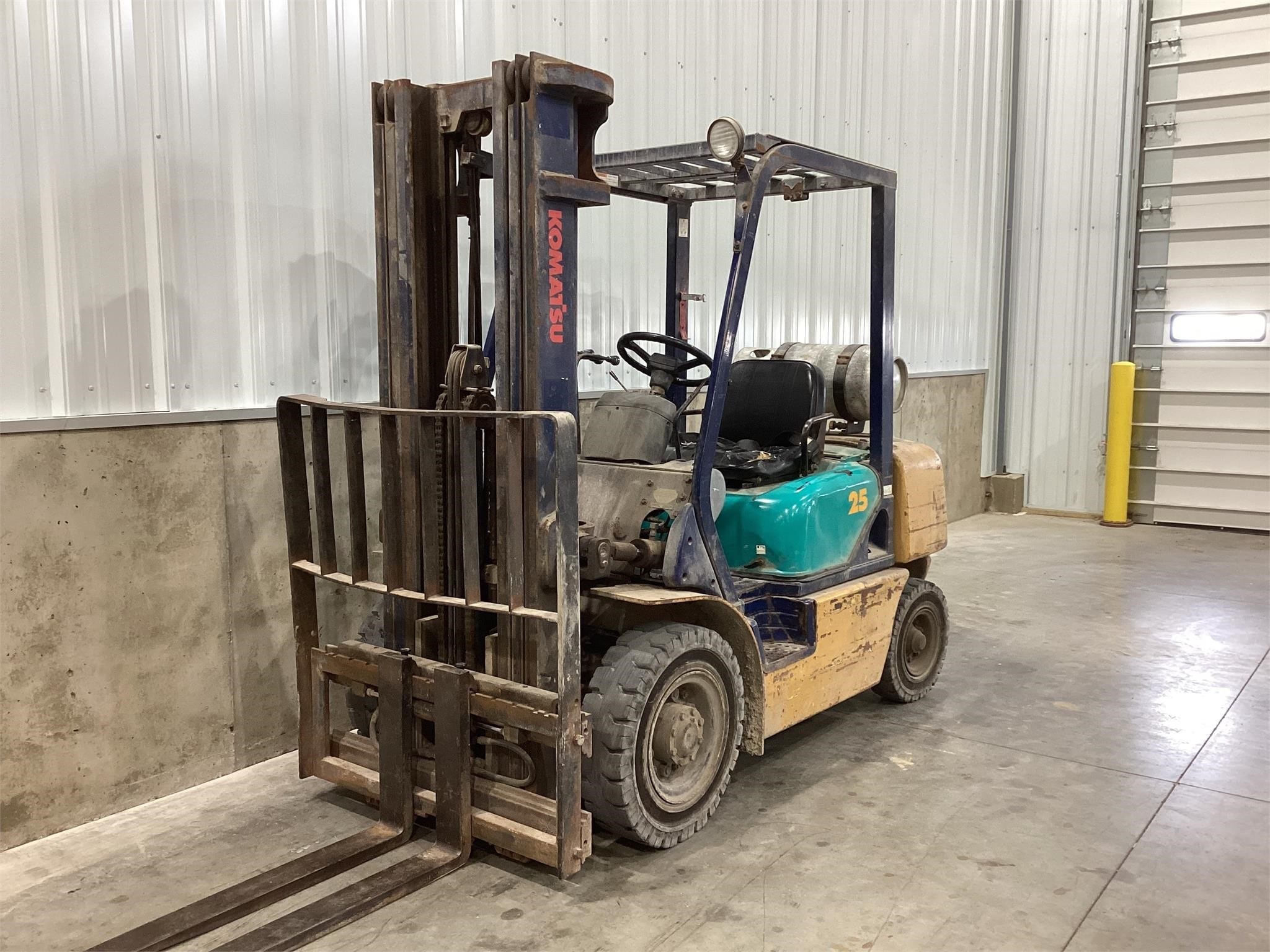 1999 Komatsu FG25T-12 Equipment Image0