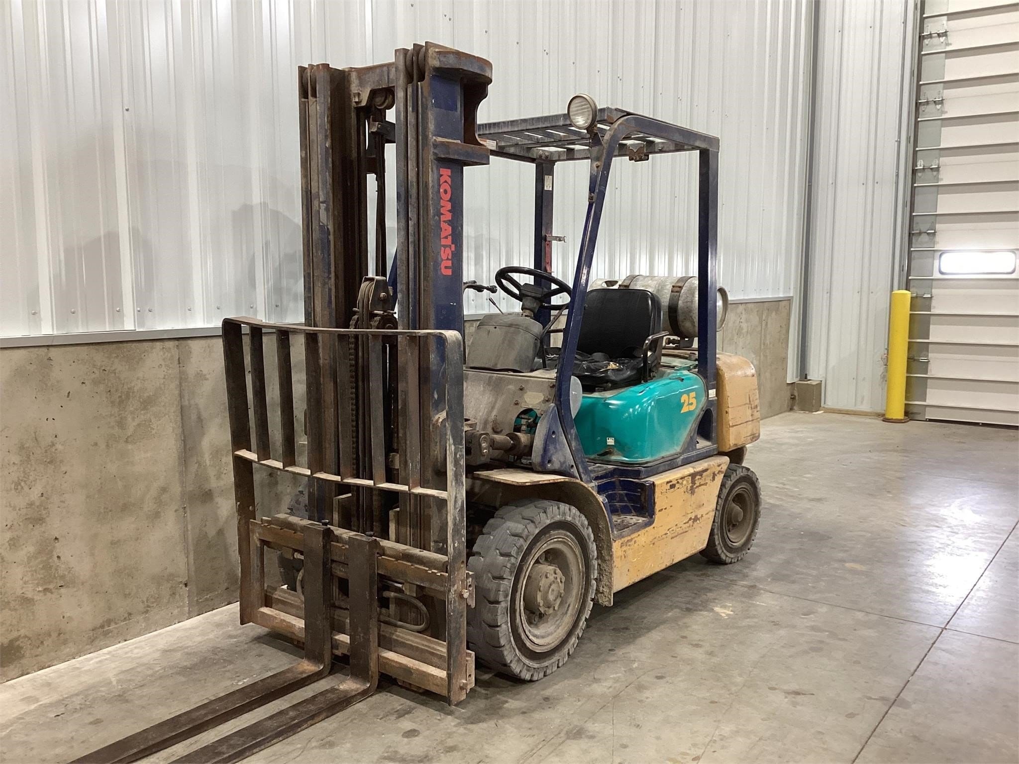 1999 Komatsu FG25T-12 Equipment Image0