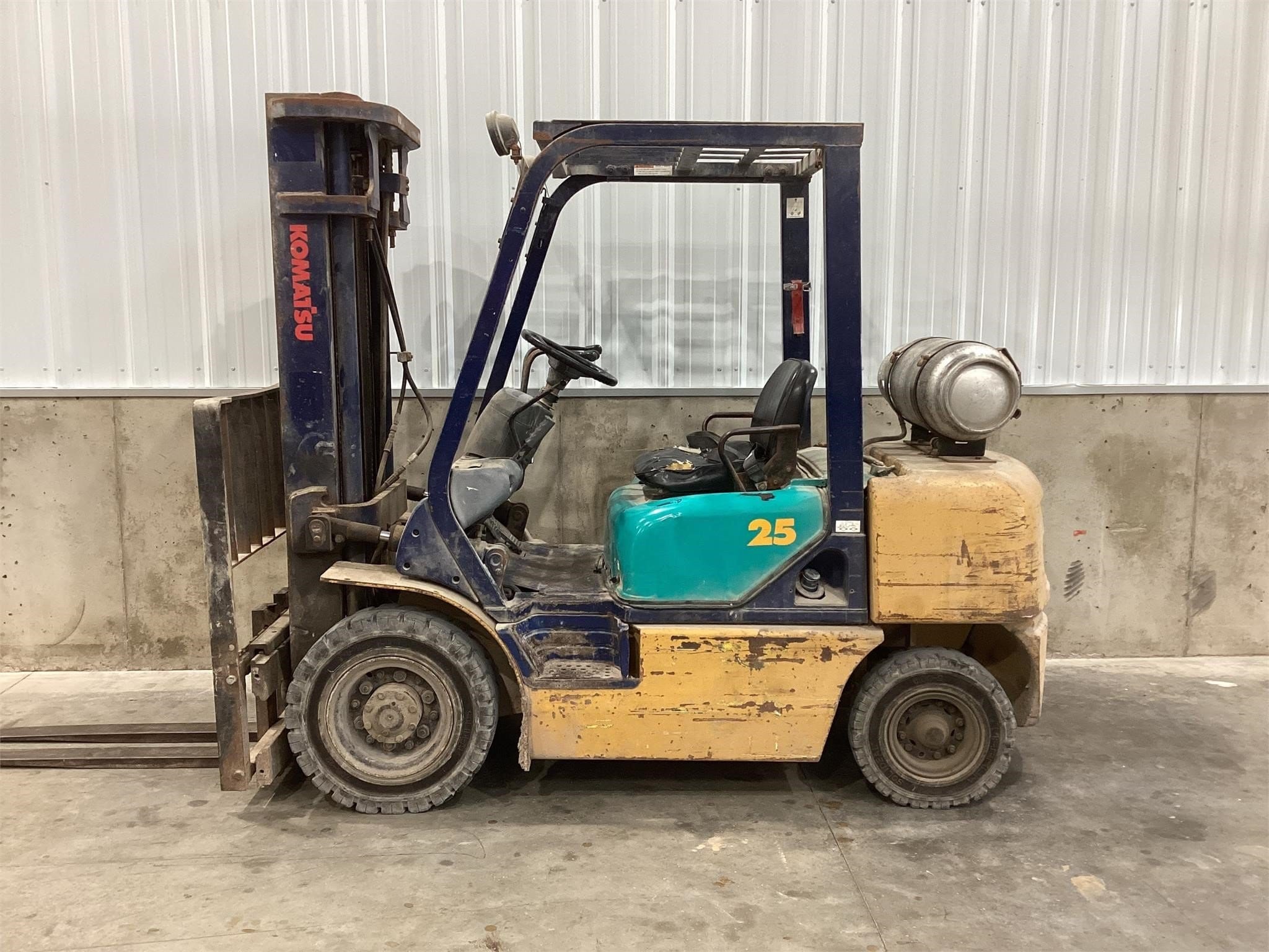 1999 Komatsu FG25T-12 Equipment Image0