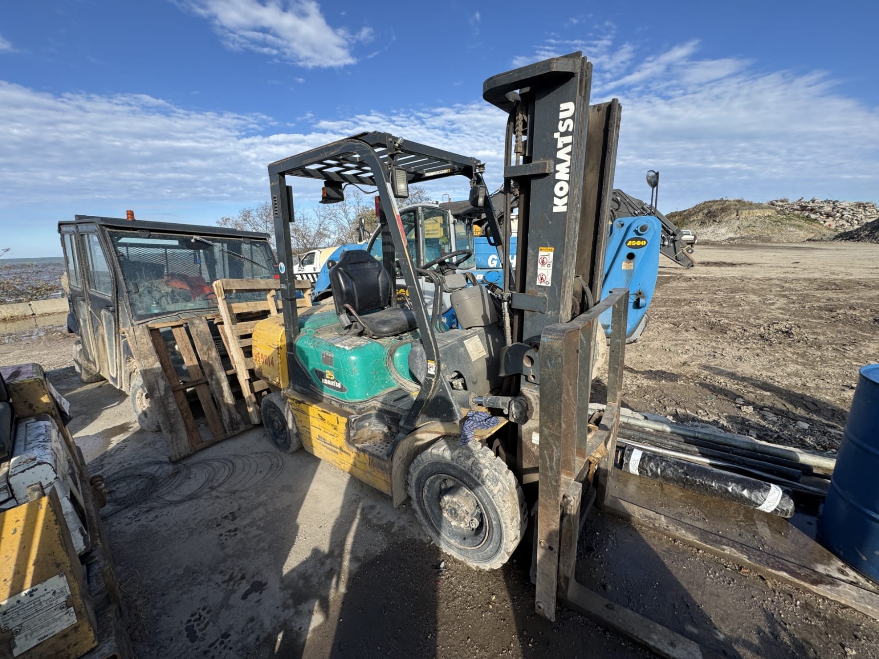 Komatsu FG25T-14 Equipment Image0