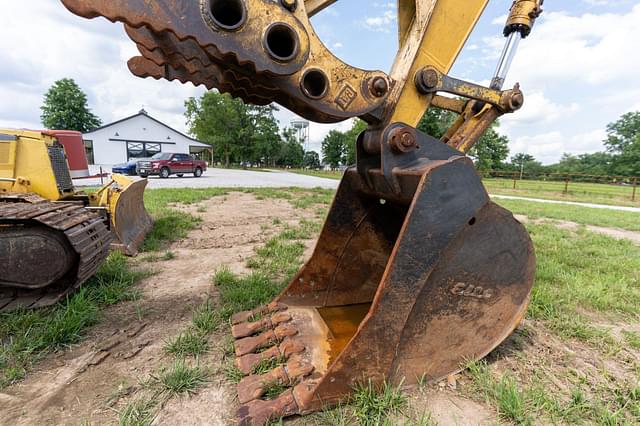 Image of Komatsu PC200LC equipment image 3