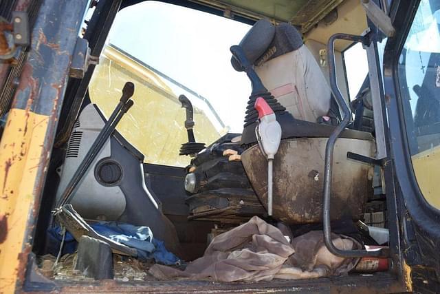 Image of Komatsu PC200LC equipment image 4