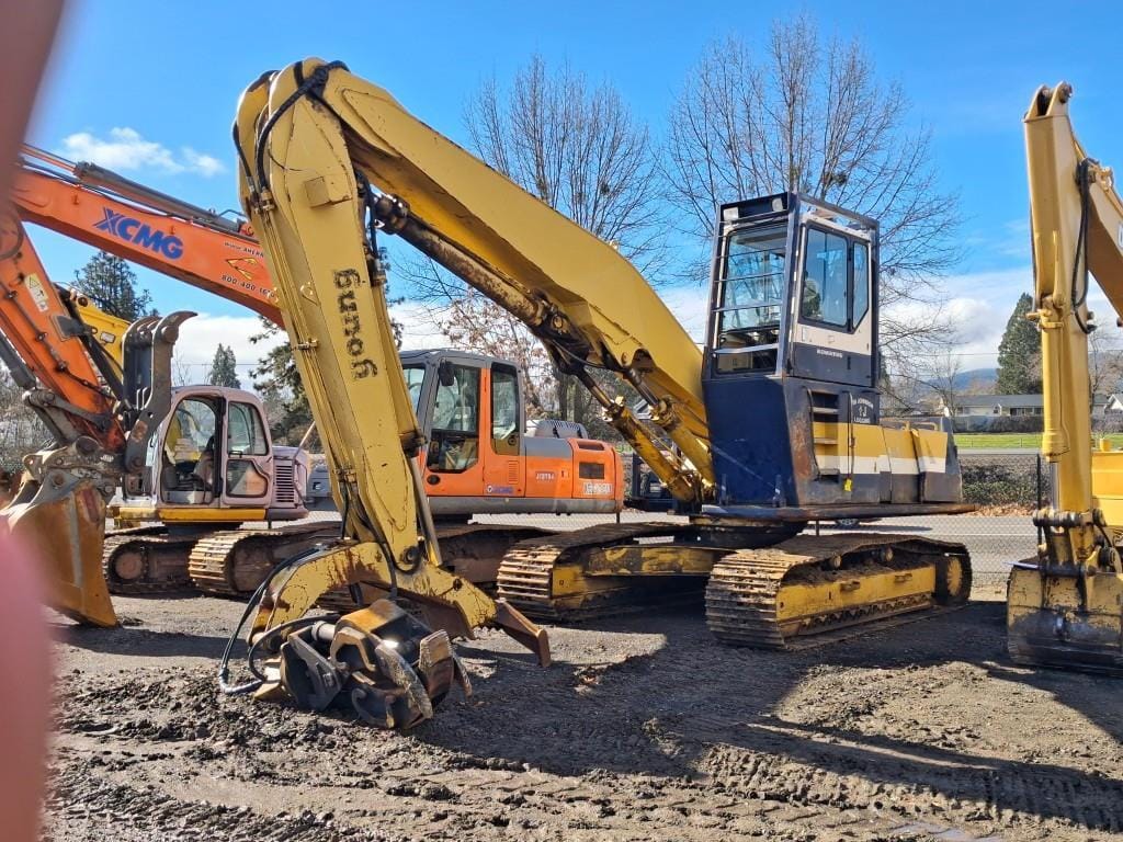 Komatsu PC220 Equipment Image0