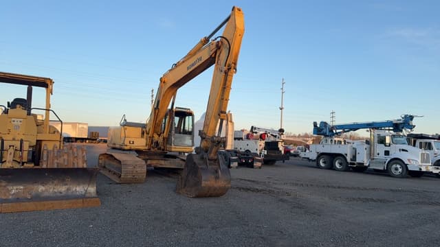 Image of Komatsu PC220LC equipment image 2