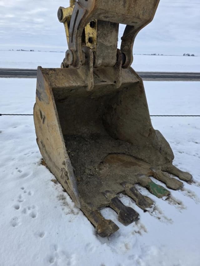 Image of Komatsu PC 220LC equipment image 2