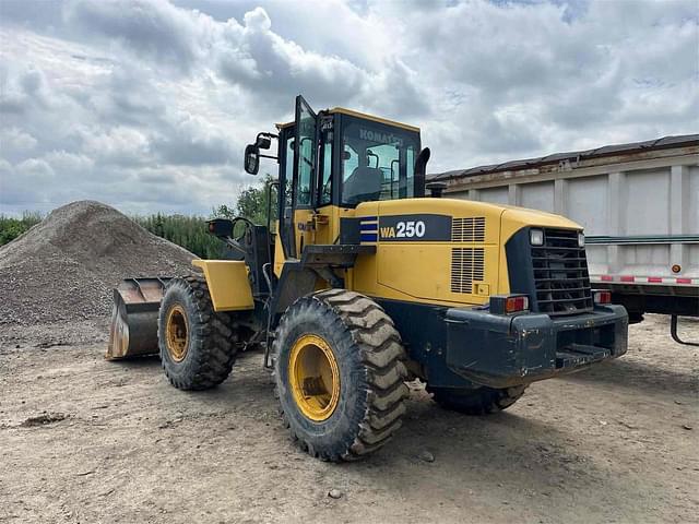 Image of Komatsu WA250 equipment image 2