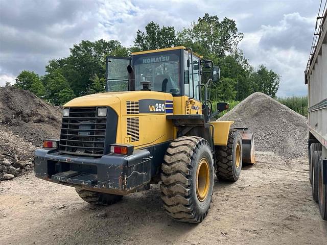 Image of Komatsu WA250 equipment image 3