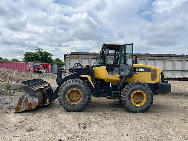 Image of Komatsu WA250 equipment image 1