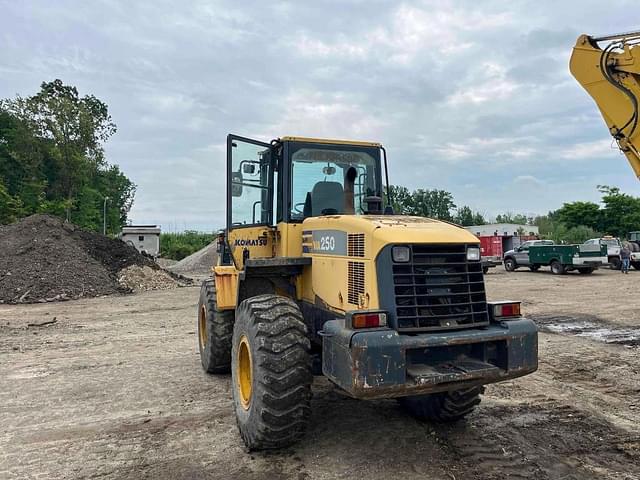 Image of Komatsu WA250 equipment image 3