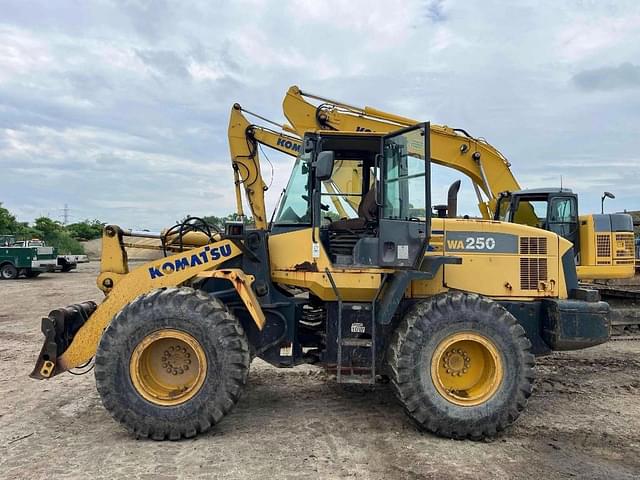Image of Komatsu WA250 equipment image 1