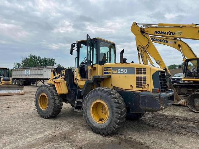 Image of Komatsu WA250 equipment image 2