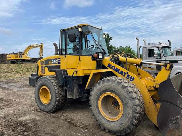 Image of Komatsu WA250 equipment image 3