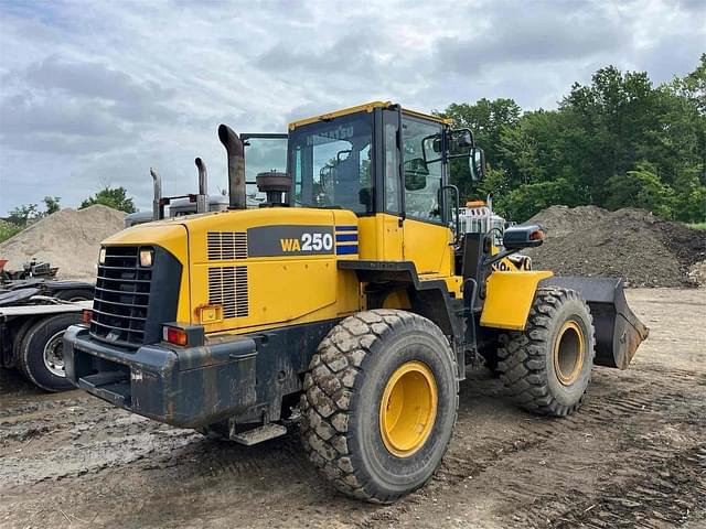 Image of Komatsu WA250 equipment image 4