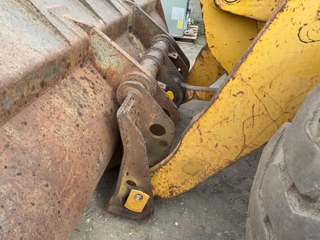 Image of Komatsu WA320 equipment image 4