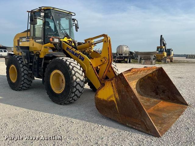Image of Komatsu WA200-8 equipment image 2