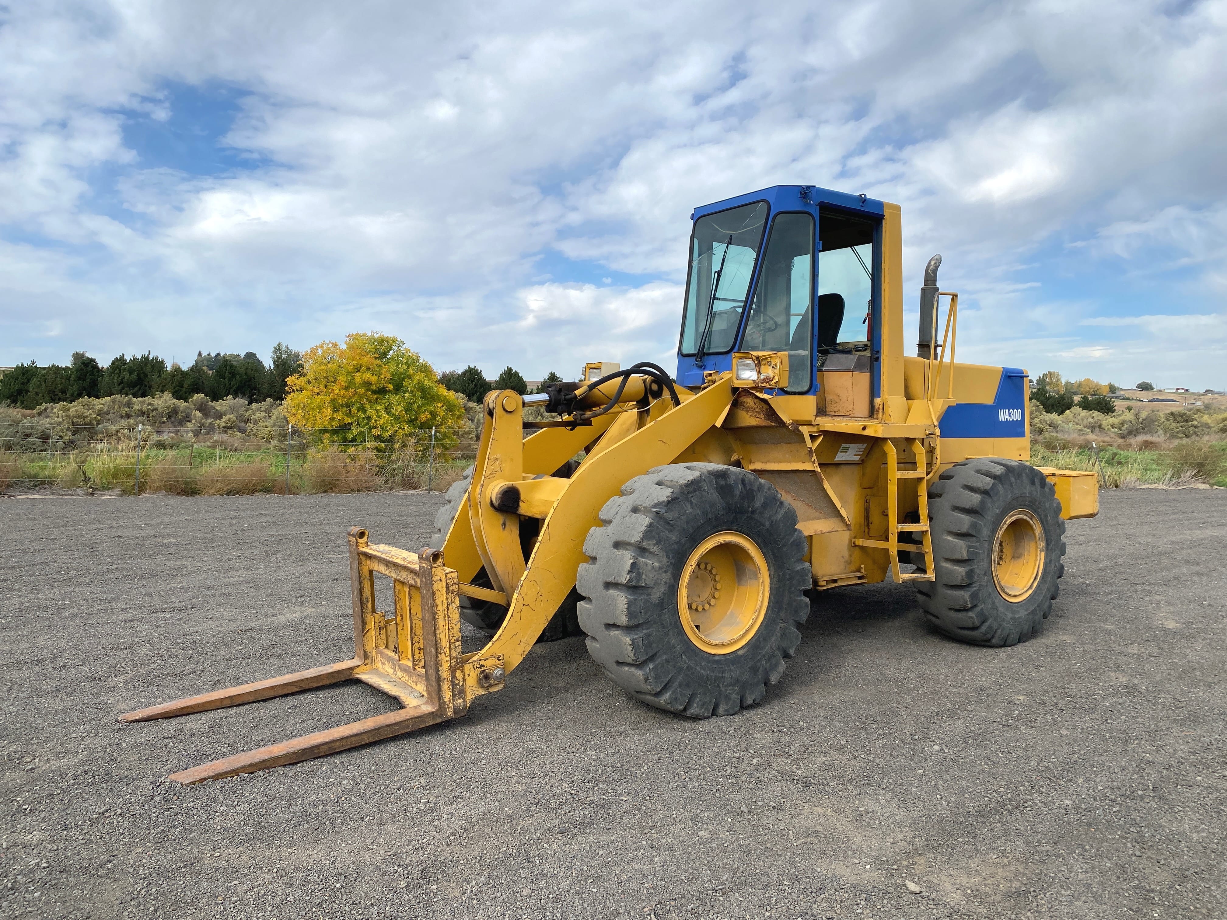 Komatsu WA300 Equipment Image0