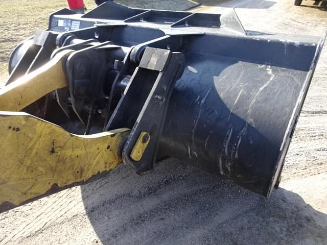 Image of Komatsu WA320-8 equipment image 4