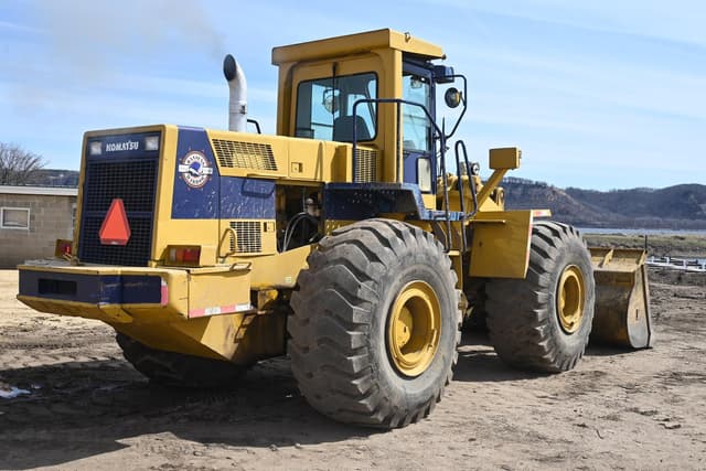 Image of Komatsu WA450 equipment image 2