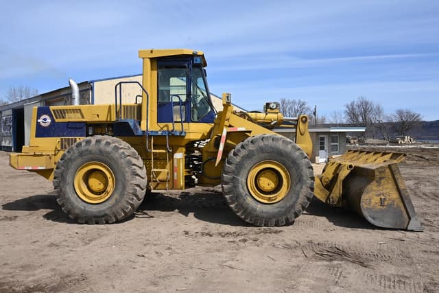 Image of Komatsu WA450 equipment image 1