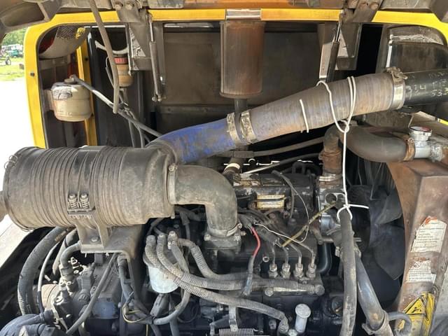 Image of Komatsu WA75-3 equipment image 2