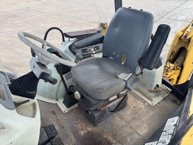 Image of Komatsu WB140-2 equipment image 3