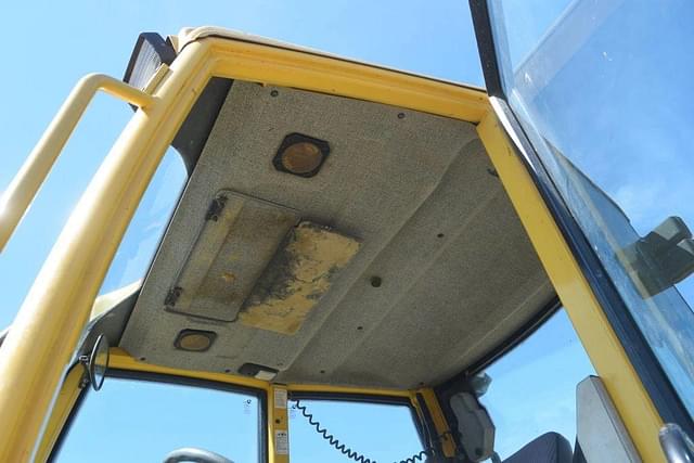 Image of Komatsu WB91 equipment image 4