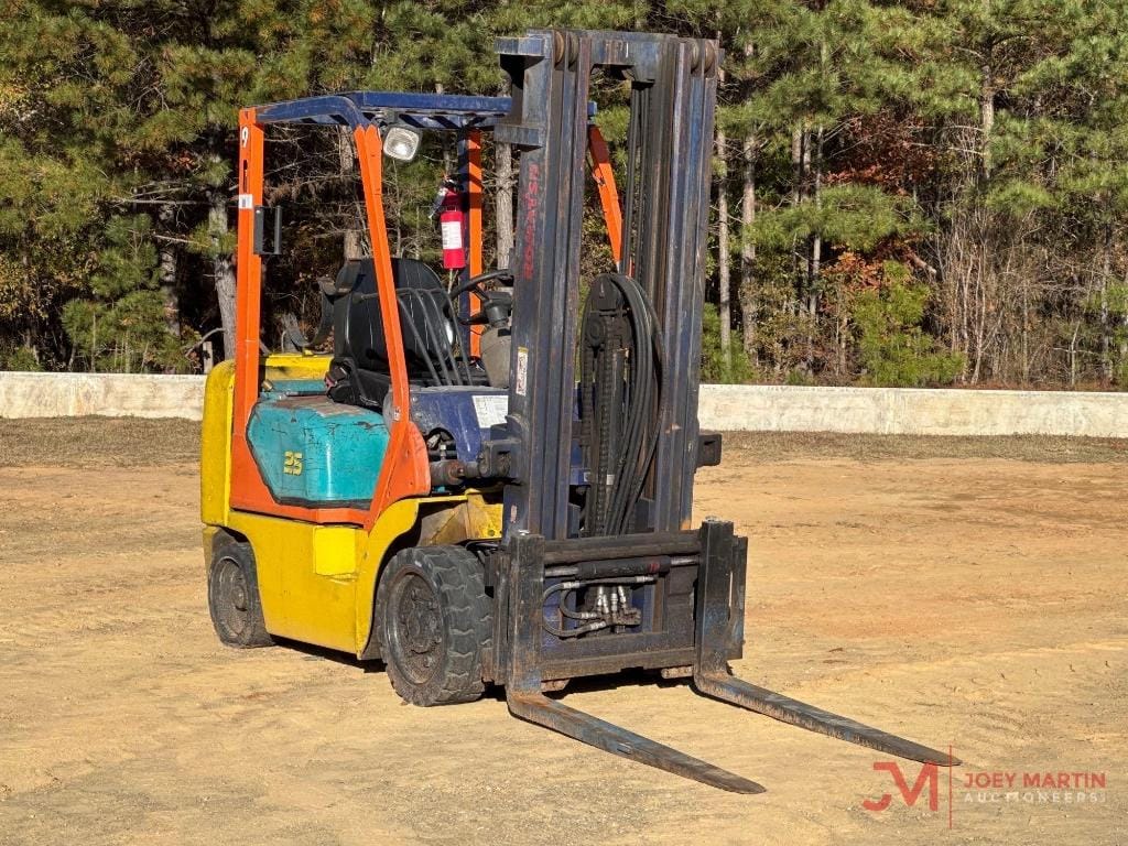 Komatsu FG25T-12 Equipment Image0