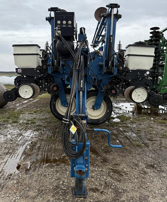 Image of Kinze 3700 equipment image 4