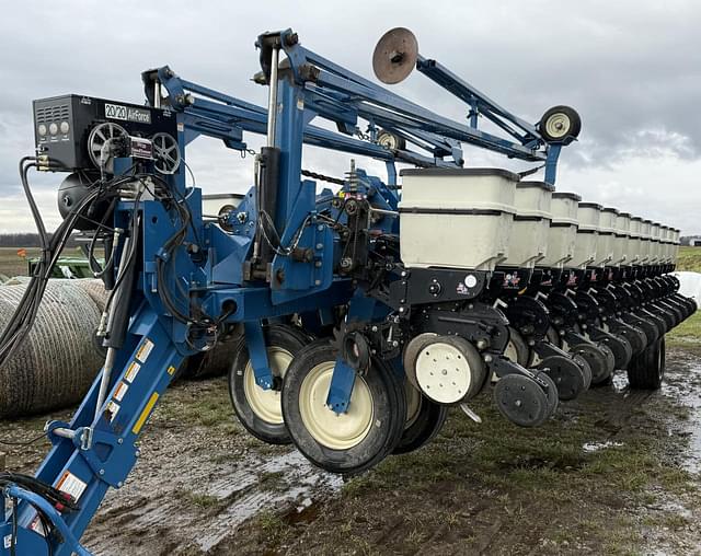 Image of Kinze 3700 equipment image 2