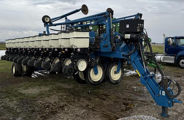 Image of Kinze 3700 equipment image 1