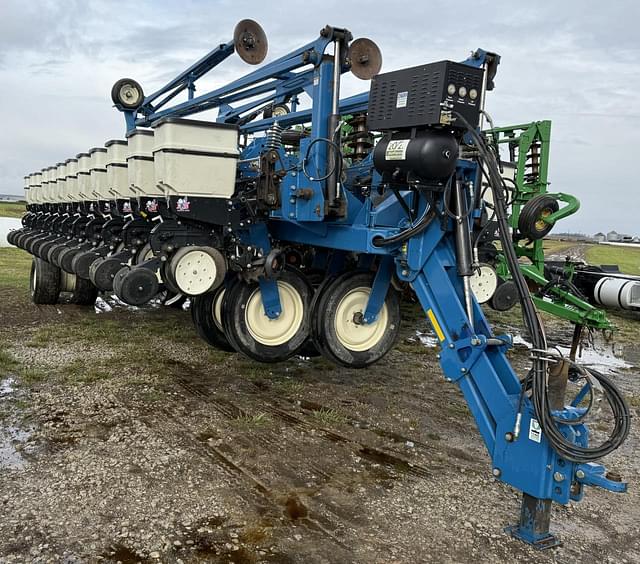 Image of Kinze 3700 equipment image 3