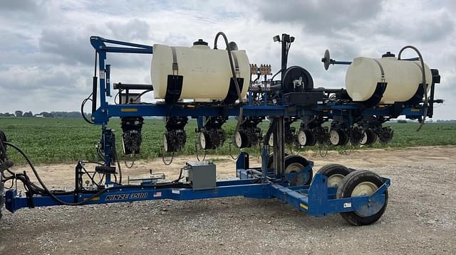 Image of Kinze 3500 equipment image 3