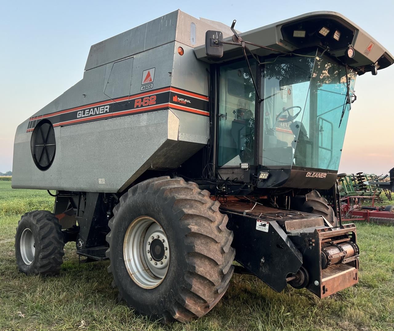 SOLD - Gleaner R62 Lot No. 21 Combines with 4,685 Hrs | Tractor Zoom