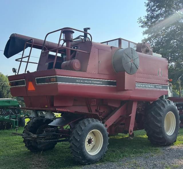 Image of International Harvester 1440 equipment image 4