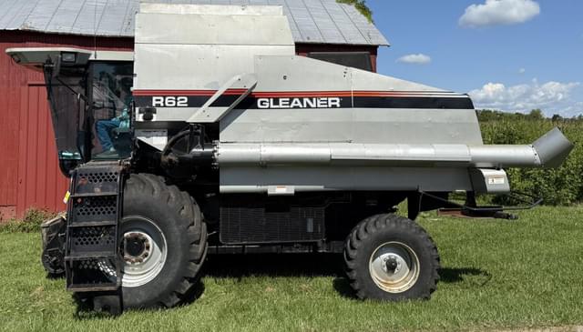 Image of Gleaner R62 equipment image 1